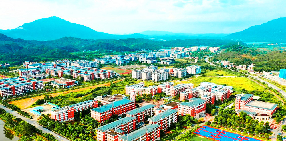 碧桂园学院位于清远市区的清远大学城,学院三面被青山绿水所环抱,东侧