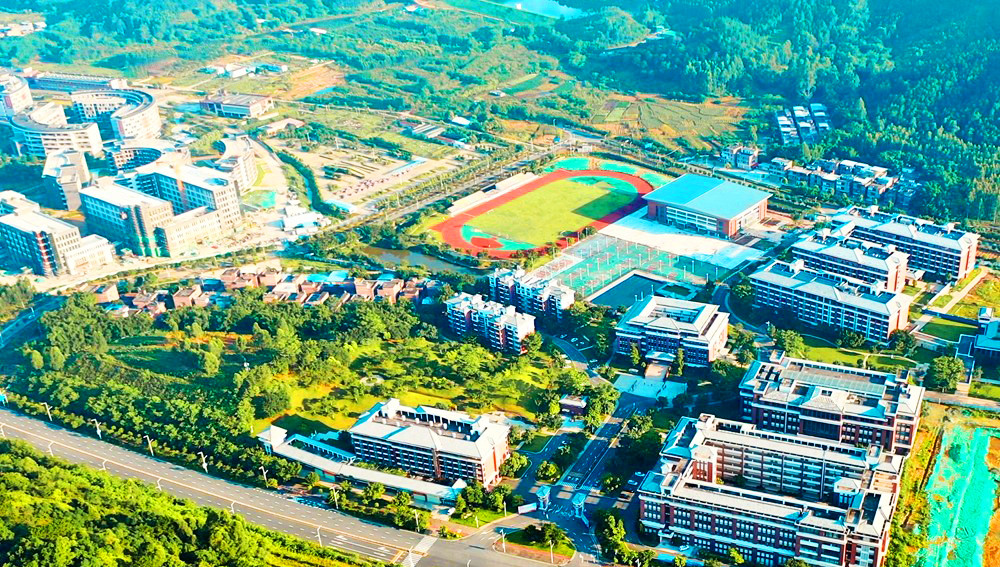 碧桂园学院位于清远市区的清远大学城,学院三面被青山绿水所环抱,东侧