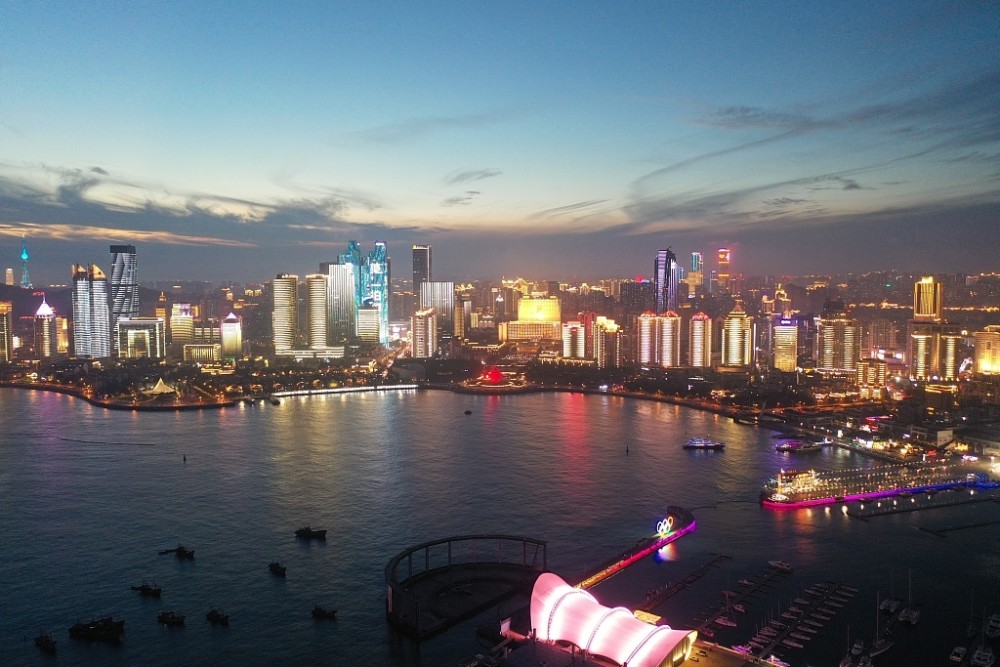 航拍青岛浮山湾傍晚夜景