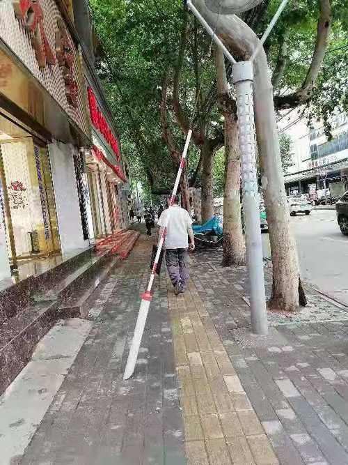 6月6日,华商报-二三里报道了王益红旗街道电线杆斜拉钢绳横在人行道