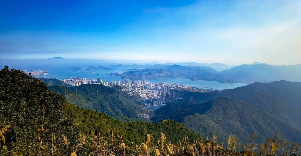 梧桐山上,俯瞰盐田与香港群岛风光