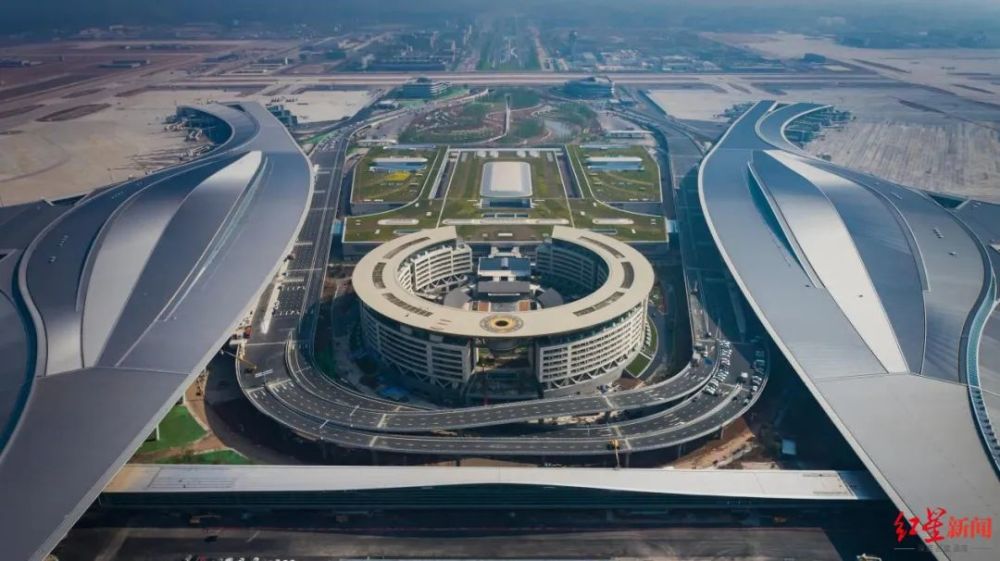 另外,红星新闻记者从上海建工集团了解到,成都天府国际机场酒店定名为