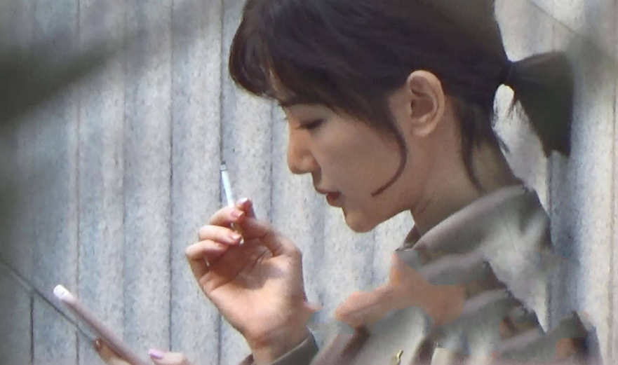 毛晓彤拍抽烟戏,独自靠墙练习抽烟,手法并不娴熟但韵味十足