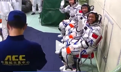 3名航天员等待进舱,发现摄像头后开心挥手