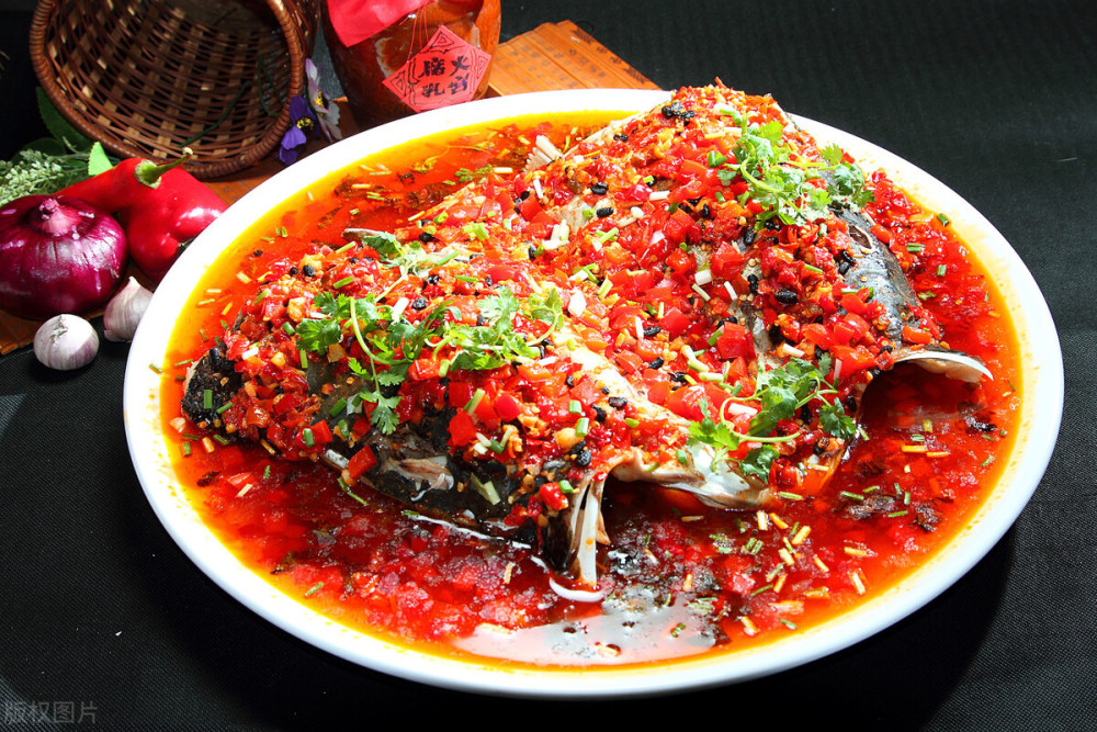 湘菜十大经典名菜之一剁椒鱼头,超好吃的做法