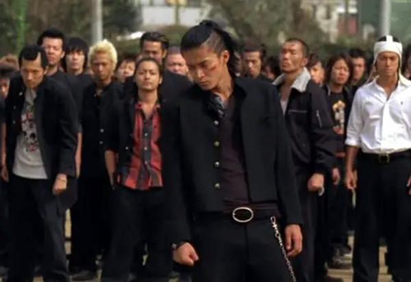 与此同时,小贤也知道了庞屹的言论, 集合手下在庞屹友人的宴席上打砸