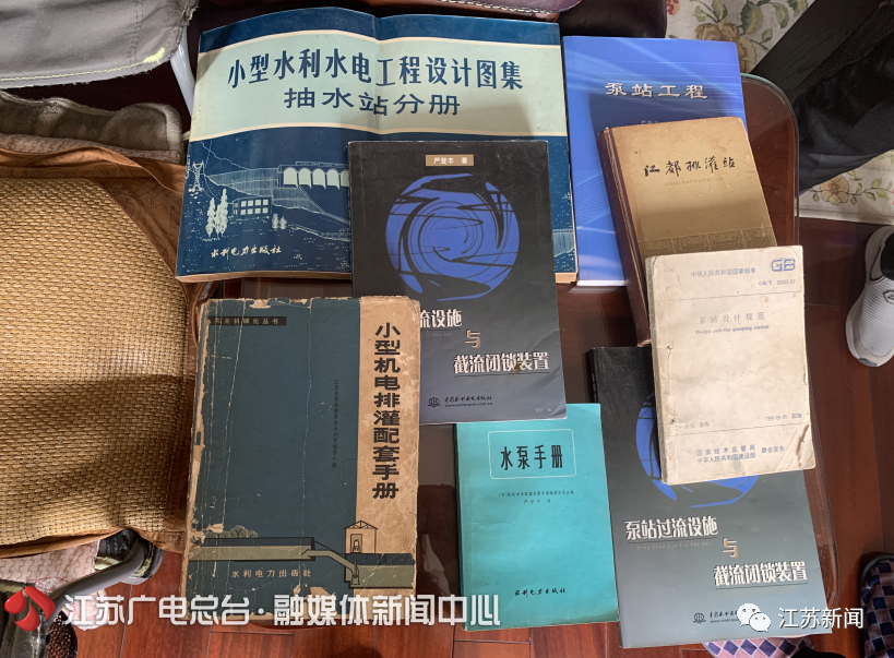 一场穿越60年的入党宣誓仪式81岁退休教授圆了入党梦