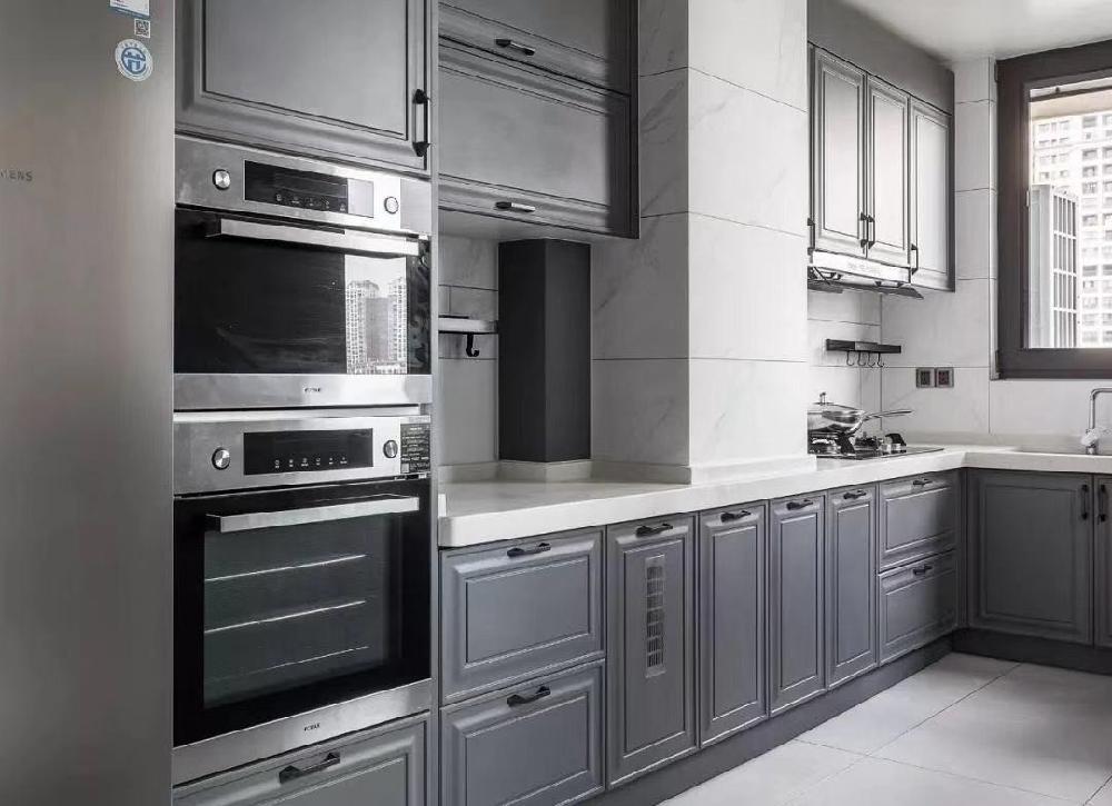 如果厨房空间够用,定做一个高柜吧,让你家厨房好用又高大上!