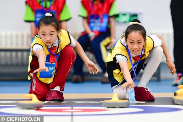 内蒙古呼和浩特:首届中小学生旱地冰壶比赛开赛