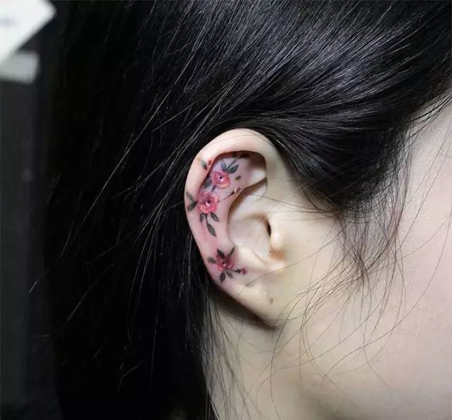 耳朵上的纹身就是对称的螺旋的图案,尤其是在耳轮上因为最初,很多人的