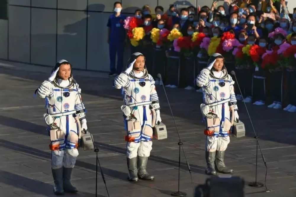 发射圆满成功你知道三位航天员都带了什么私人物品吗