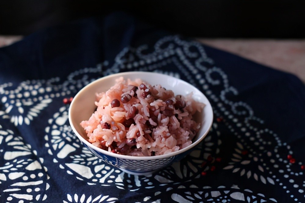 食材 红豆80克,糯米100克,五常稻花香米150克,盐少许 做法 1,将红豆