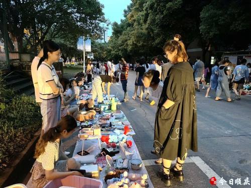 毕业季 大学校园里的"跳蚤市场"