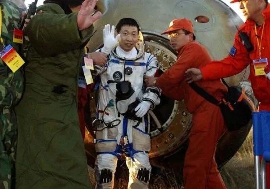 神舟十二号载人飞船发射瞬间超燃!中国载人航天激动瞬间回顾