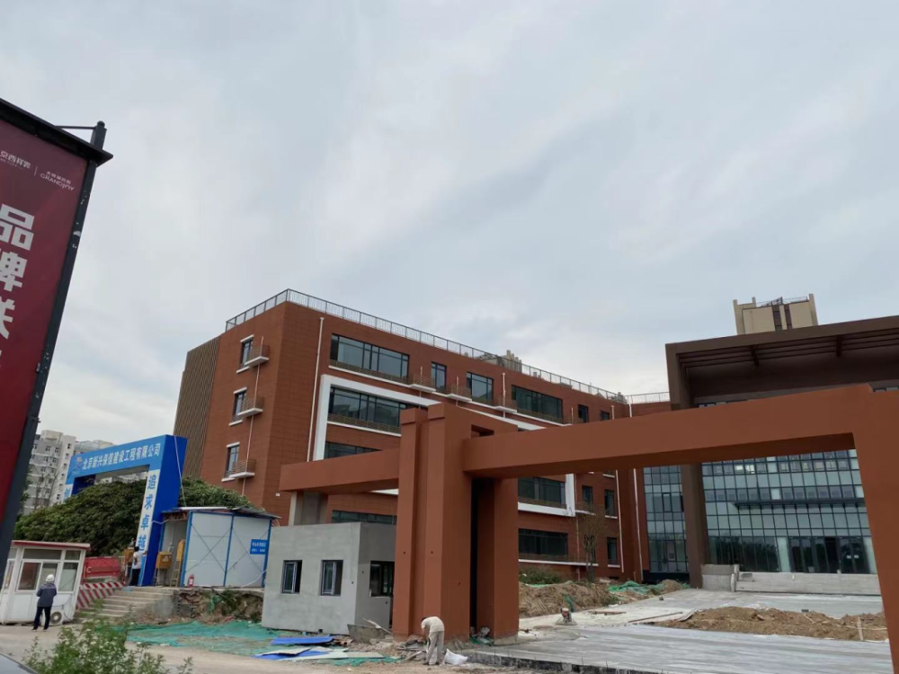 当首都师范大学育新学校房山分校生源数量超过学位供给时,小学在大宁