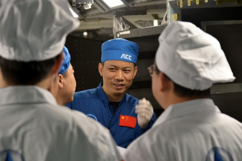 神舟航天员汤洪波弟媳称这两天家里很热闹!家人计划去迎接他