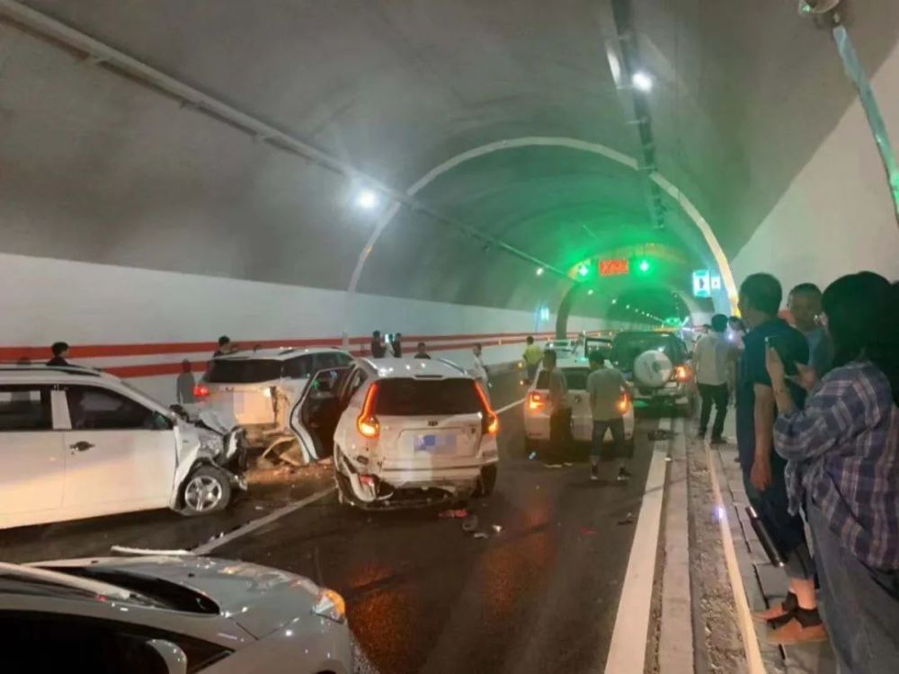 华丽高速一隧道内4车连撞,致堵车近5小时,不少人一度失联