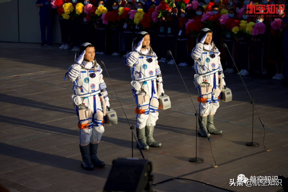 神舟十二号载人飞船升空瞬间大图航天员手上拎的小箱子是干啥用的直播