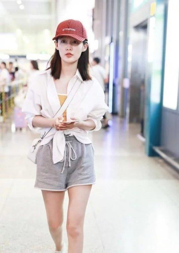 李沁的日常穿搭太聪明白衬衫短裤棒球帽这么穿素颜也很时髦