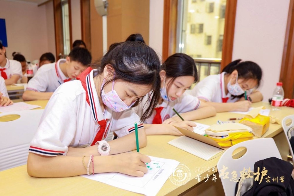 青年学子争做"盛晓涵"去年11月,格致中学高一(7)班男生盛晓涵在路边为