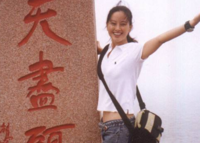 曾经红极一时,素颜美过许晴,巅峰时选择皈依佛门;原因