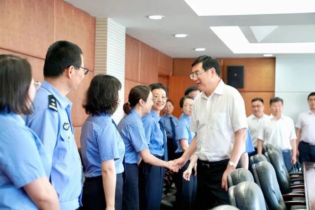 过孟超,宁波市人民检察院党组副书记,常务副检察长黄贤宏等陪同调研