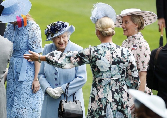 英国皇室马会:上流贵妇们盛装亮相,还是简约大气的穿搭最显贵气