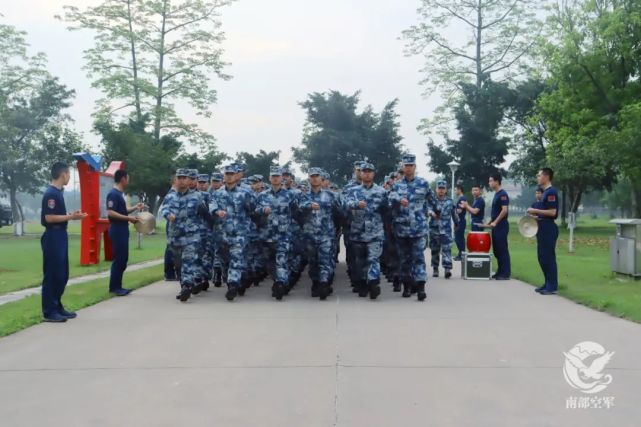 新学兵下连大礼包送上