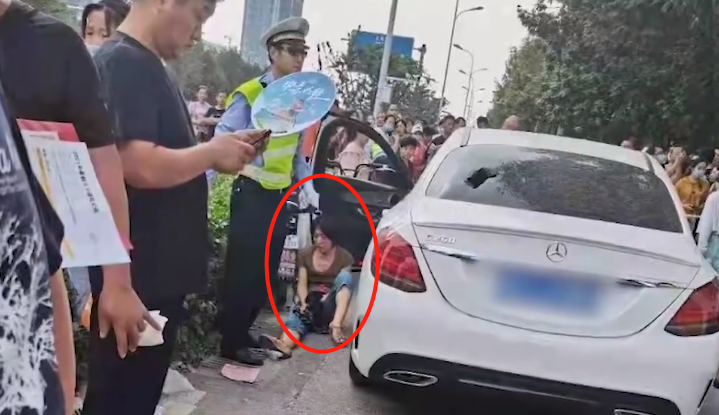 淄博一奔驰女司机因操作不当,驾车冲入校门口人群,致6