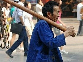重庆来福士商场称,棒棒军带棒棒进入商场有损形象