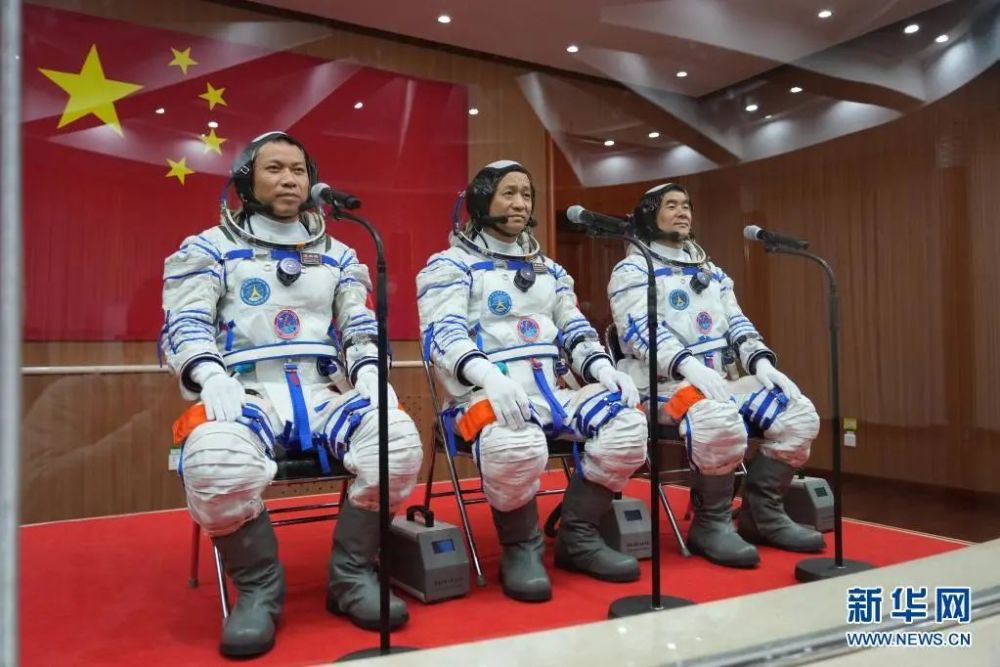 2名航天员在天宫二号与神舟十一号组合