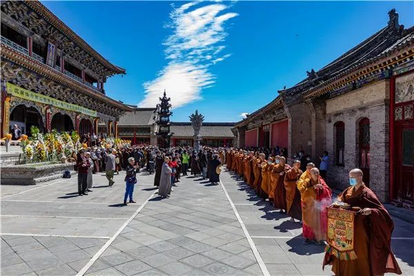 圣境法讯五台山金阁寺隆重举行广济老和尚追思法会暨起龛安葬法会