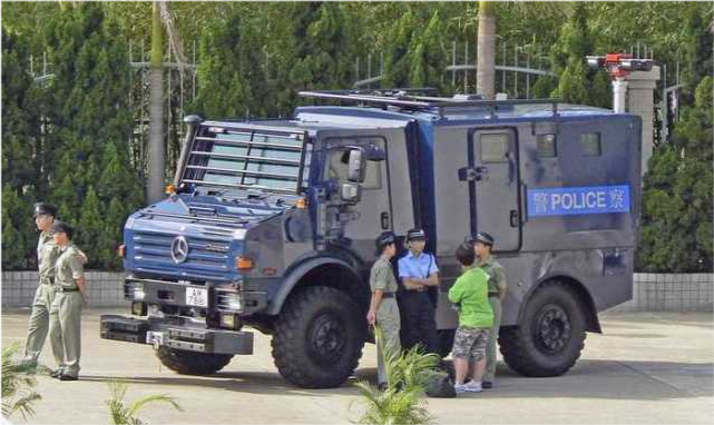 相较于之前的装备,锐武装甲车并未配备任何武器,包括催泪瓦斯