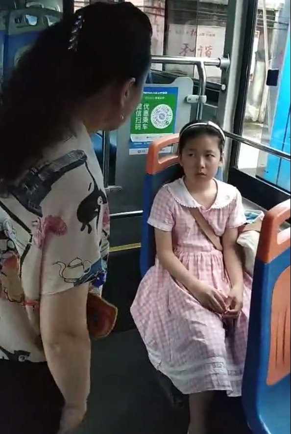 南阳一小女孩坐反公交车 车长阿姨的举动暖暖哒