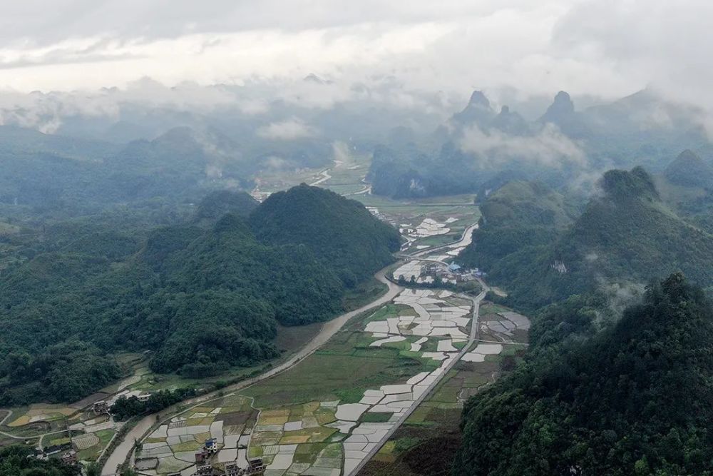 荔波县 茂兰镇,文革期间我随父母下放农村,在这里度过了四年的童年