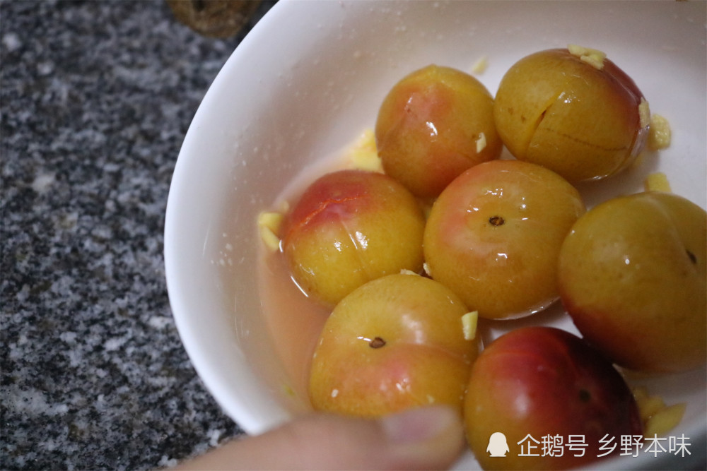 李子太酸吃不惯?开水烫一下,拍碎腌制,酸酸甜甜解馋过瘾