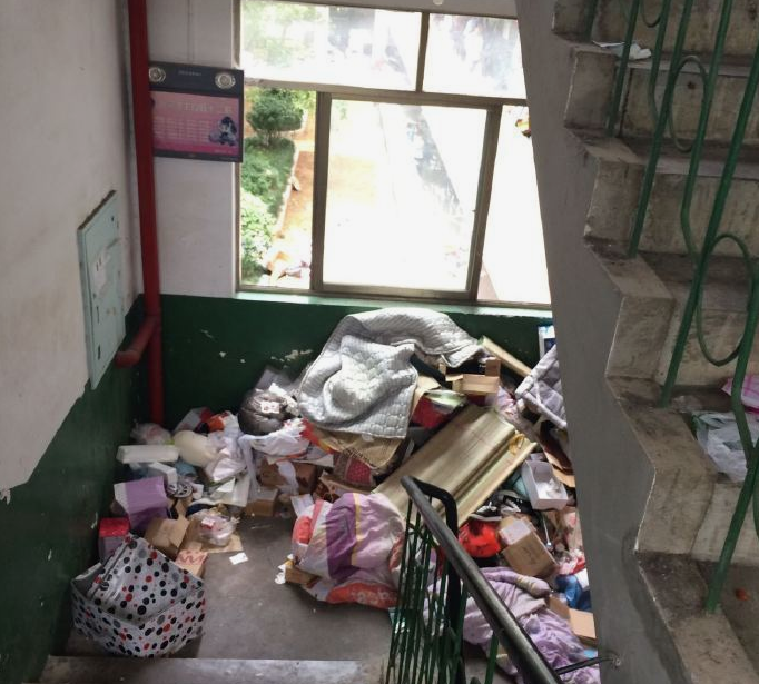 湖南一中学宿舍楼下 堆积成山 ,变成 垃圾场 ,校方回应