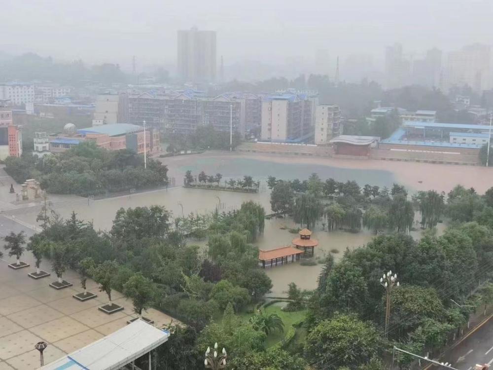 暴雨致操场被淹阻断出路 四川开江51名中考考生单独开