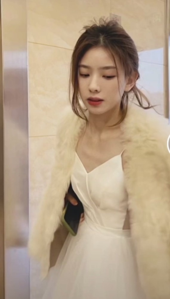 王思聪风波后现身ktv狂抽烟解闷女伴被指不如孙一宁