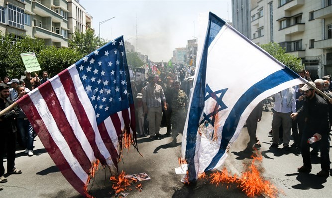 伊朗人焚烧美国和以色列国旗