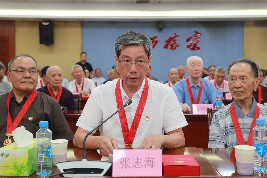 "光荣属于组织,属于人民,属于过去,张志海,涂方金两位老党员代表纪念