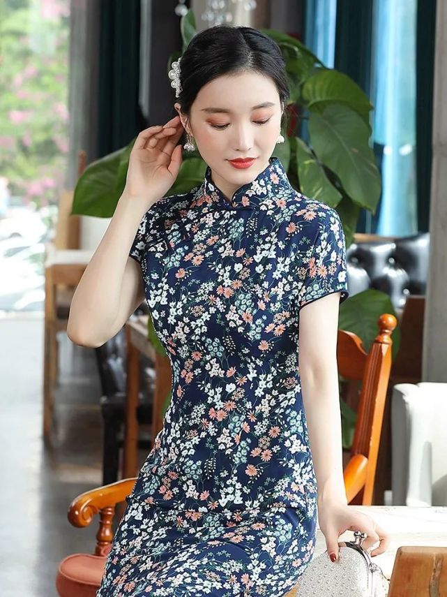 中年女性拍旗袍照不会摆姿势?学19个优雅姿势,拍照不