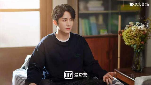 在该剧中张新成饰演的是江熠,当红男团队长.