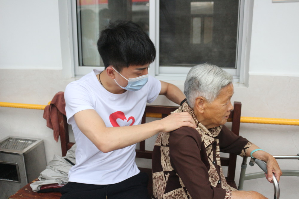 泰州高港:志愿者献爱心 情暖敬老院