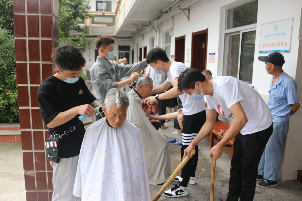 泰州高港:志愿者献爱心 情暖敬老院