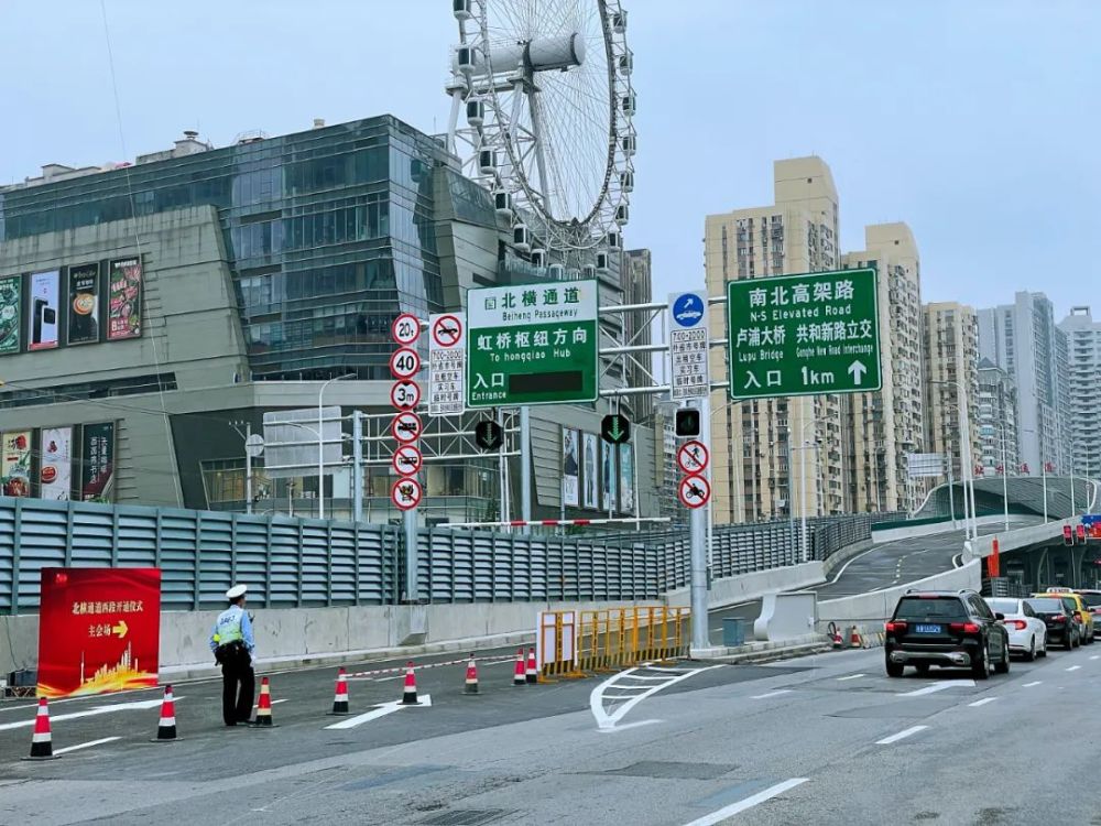 9公里,横跨长宁,普陀,静安三个行政区,包含 长宁路,泸定路,江苏路
