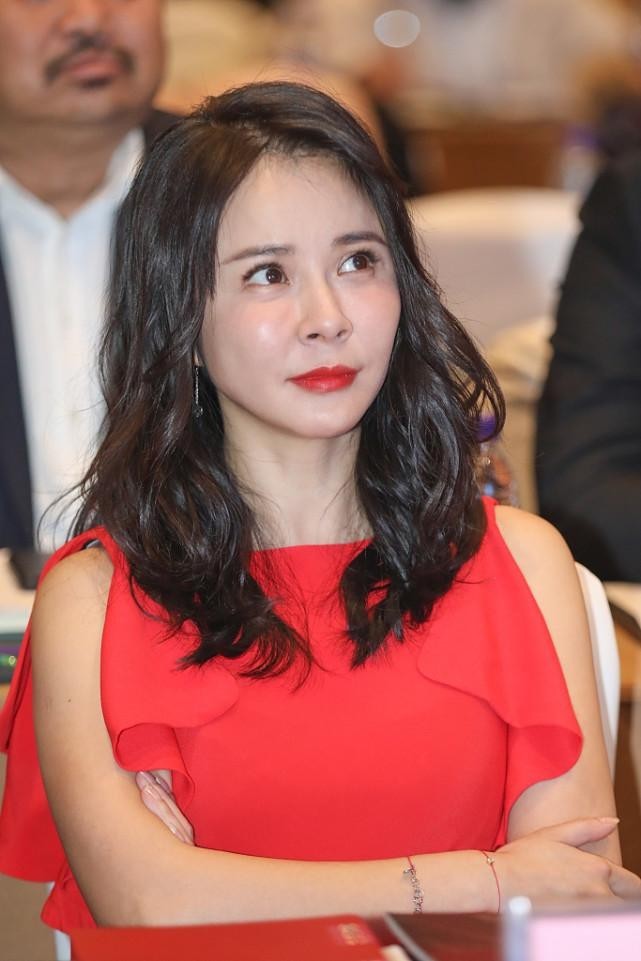 杨若兮40多少岁的状态,看着一点不输小姑娘,低眉浅笑