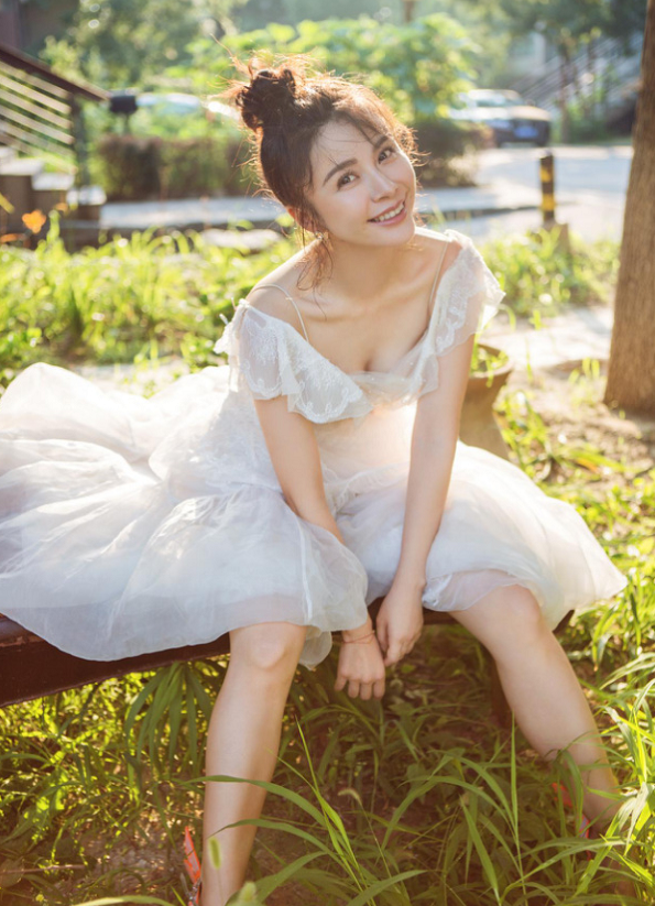 杨若兮40多少岁的状态,看着一点不输小姑娘,低眉浅笑
