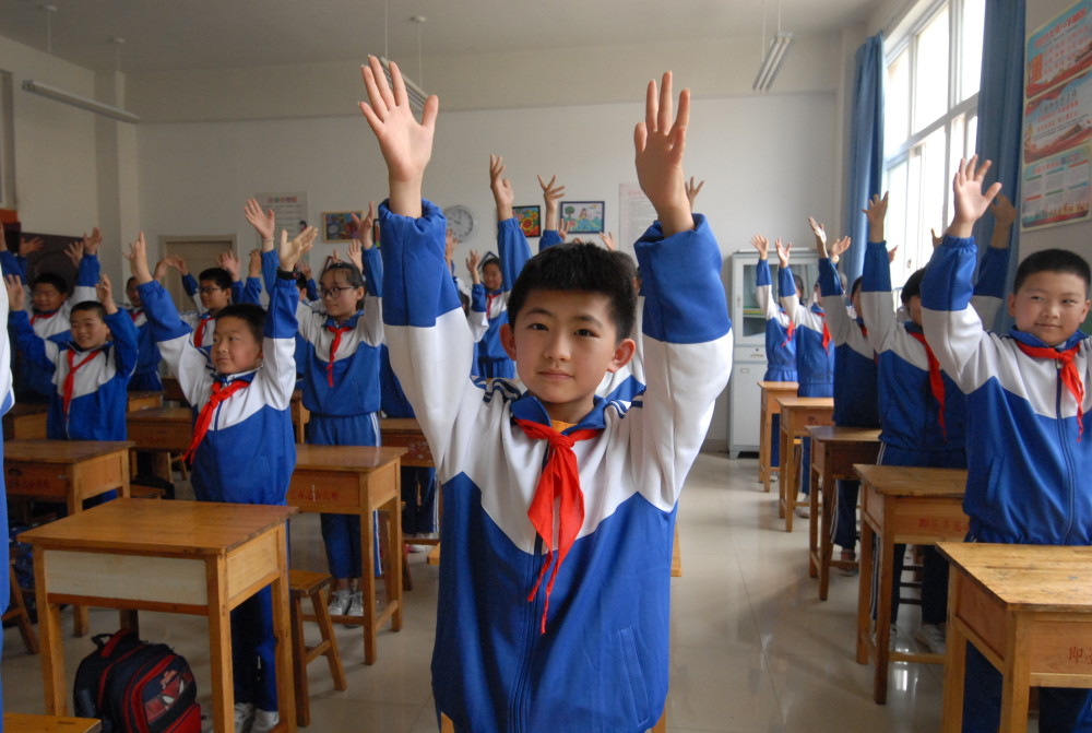 1,6月18日,山东青岛市即墨区北安街道后戈庄小学在做课间操《你笑起来