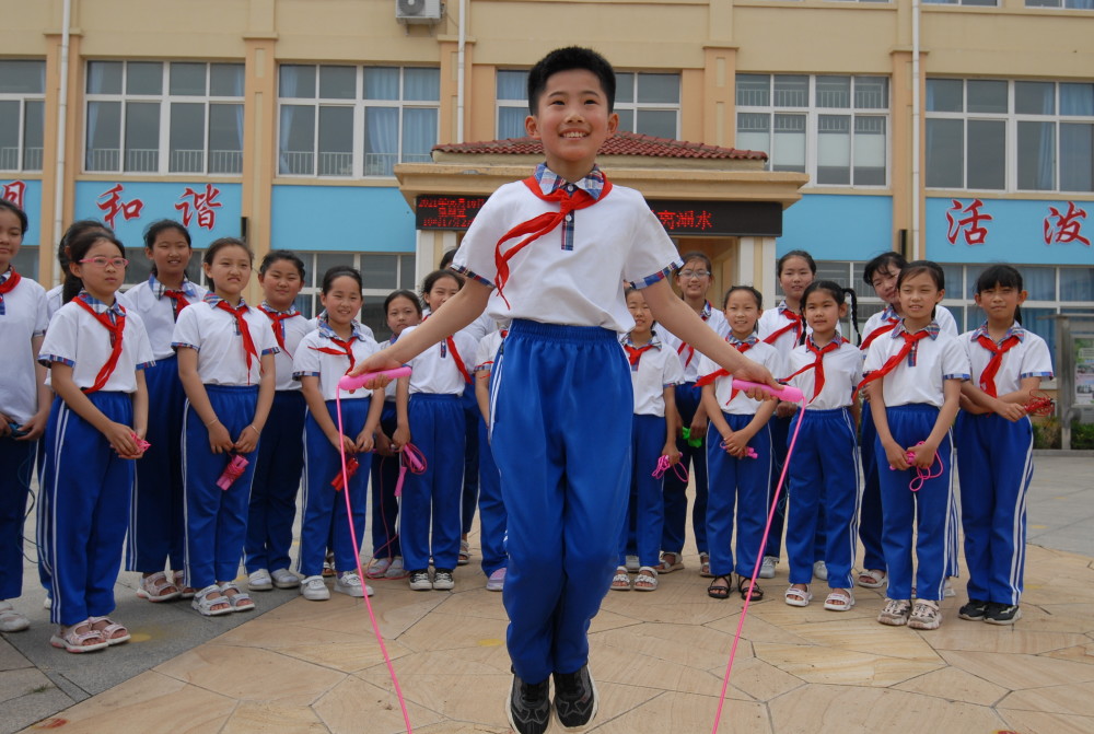 2,6月18日,山东青岛市即墨区北安街道后戈庄小学的学生在大课间跳绳.